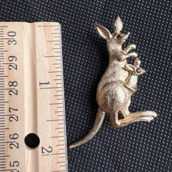 1975 VINTAGE AVON FASHION ACCENTS IN JEWELRY Kangaroo Gold-tone Pin 2.0 in - Picture 4 of 13